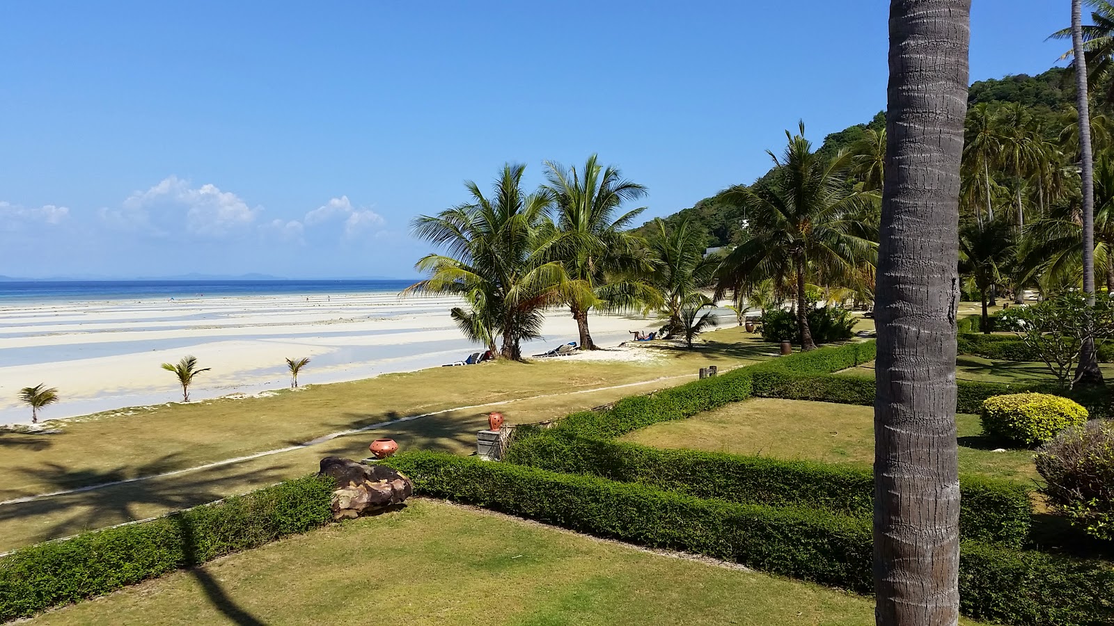 Foto di Spiaggia di SAii Phi Phi Village sorretto da scogliere