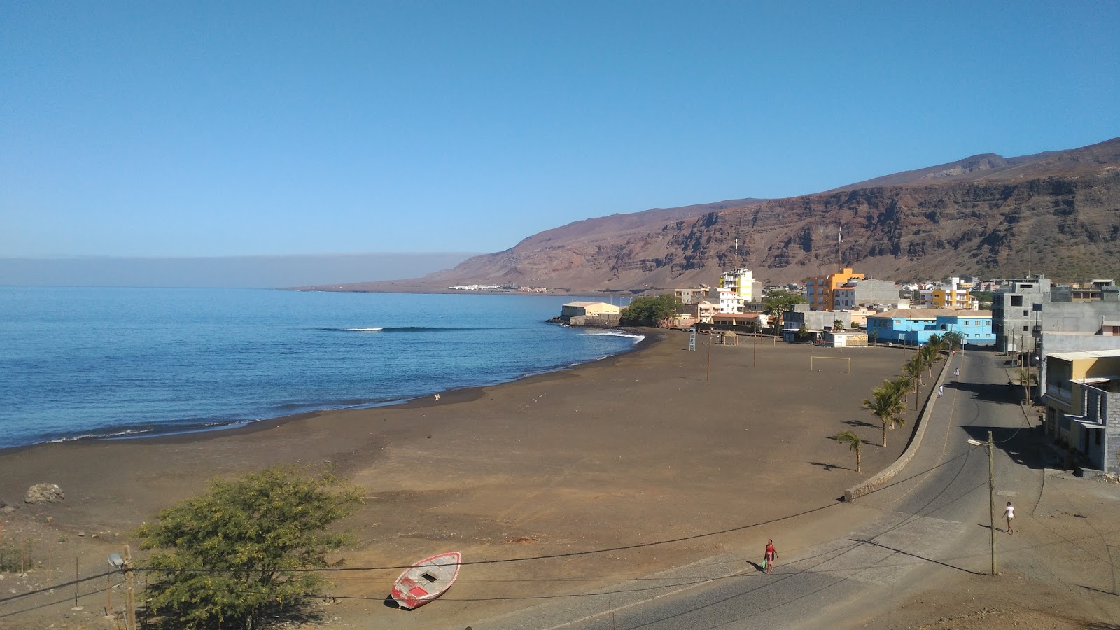 Foto av Praia Tedja med brunsand yta