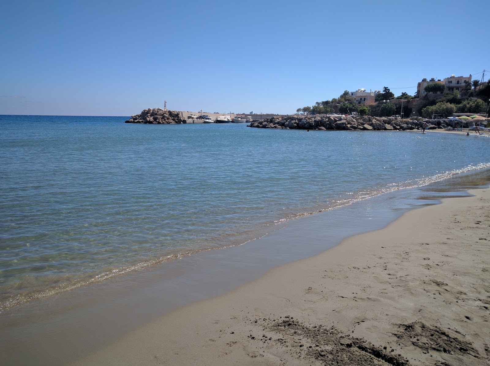 Foto von Katovigli beach mit türkisfarbenes wasser Oberfläche