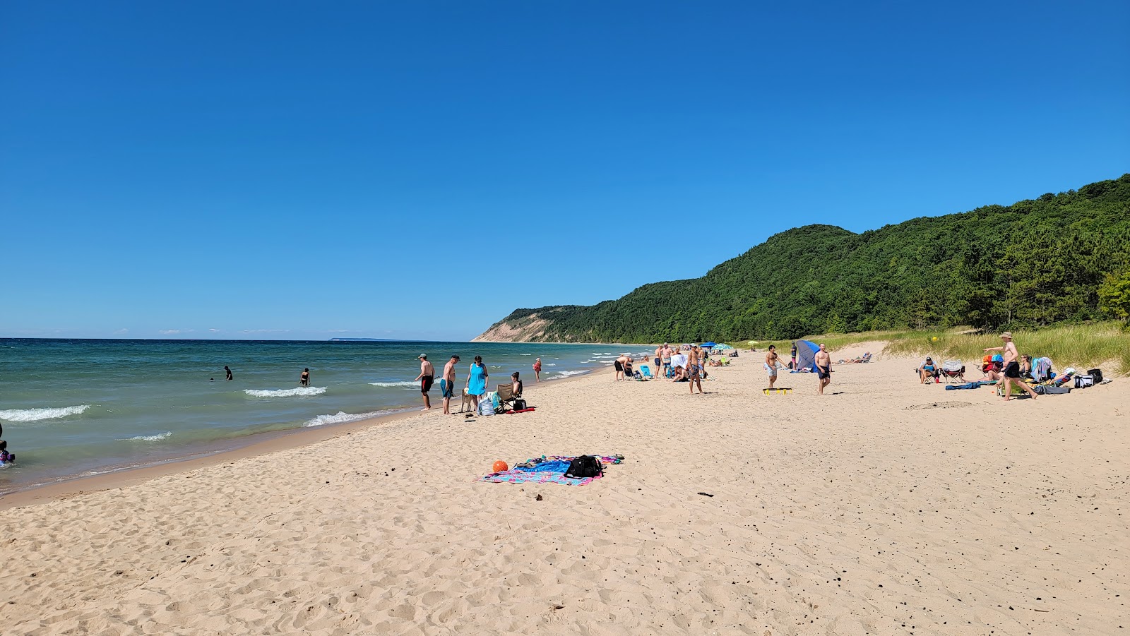 Foto di Esch Beach con una superficie del sabbia beige