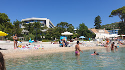 Srebreno beach'in fotoğrafı uçurumlarla desteklenmiş