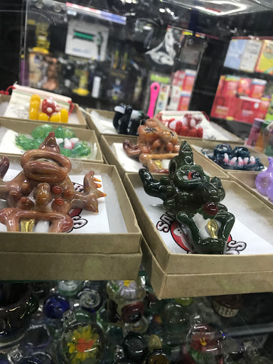 Tobacco Shop «The Hub Smoke Shop & Gifts», reviews and photos, 6410 N Oak Trafficway, Kansas City, MO 64118, USA