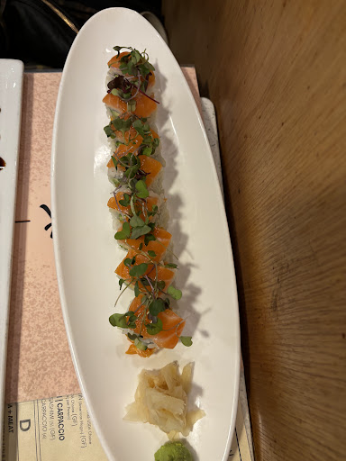Salmon roll with truffle oil