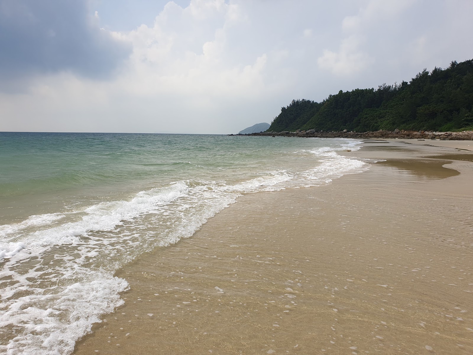 Photo de Son Hao Beach avec sable lumineux de surface