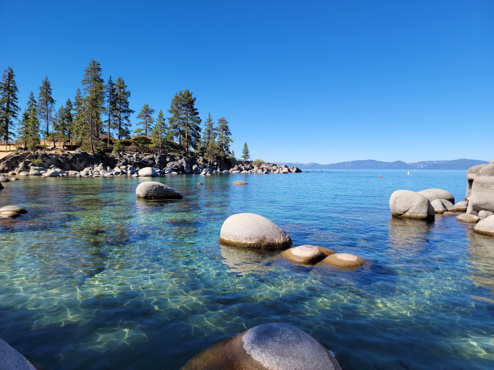 Sand Harbor Beach II'in fotoğrafı uçurumlarla desteklenmiş