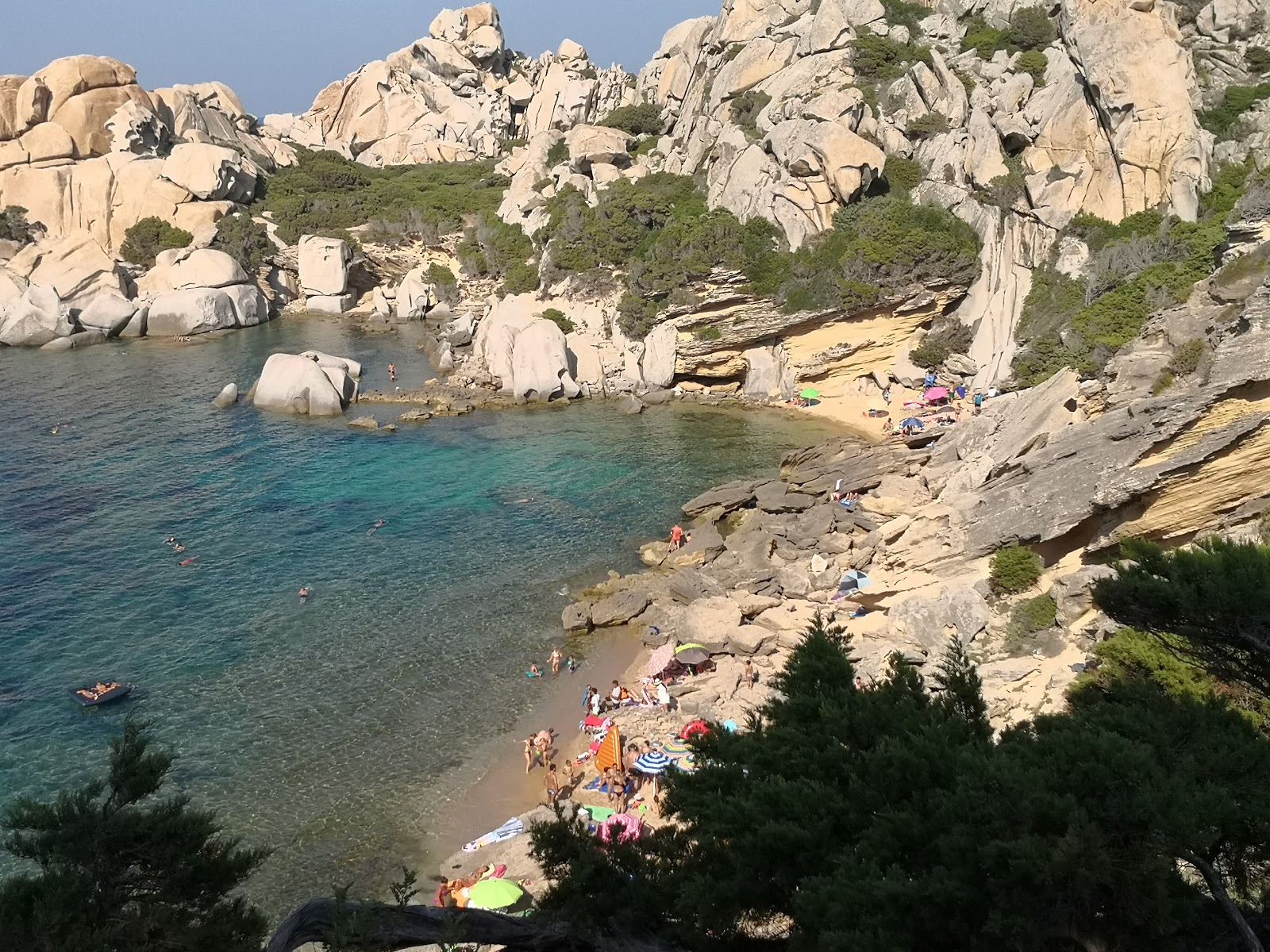 Foto van Spiaggia di Cala Spinosa gelegen in een natuurlijk gebied
