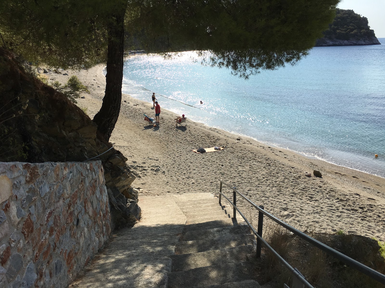 Fotografija Stafilos beach obkrožen z gorami