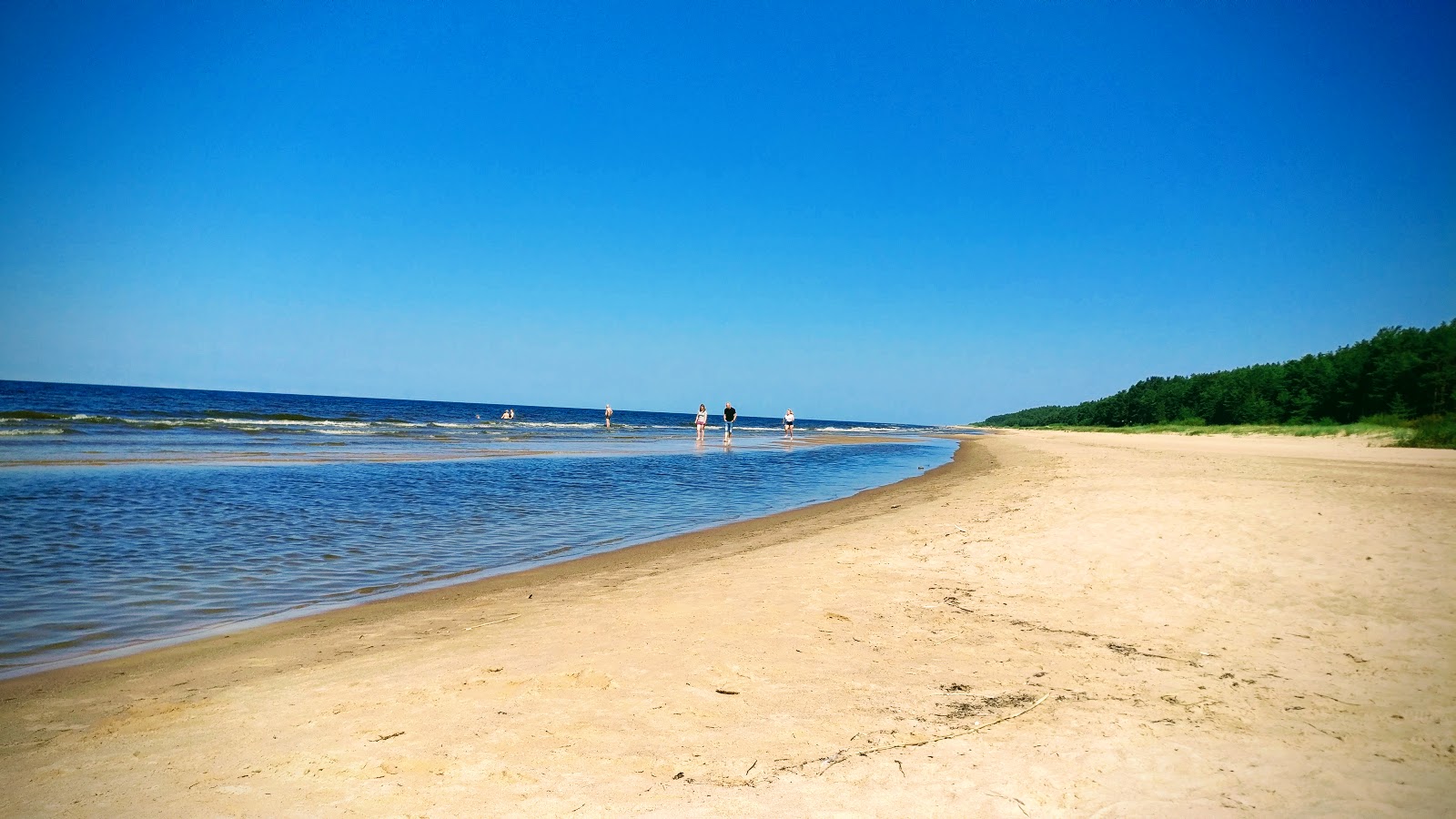 Foto von Salacgrivas beach mit langer gerader strand