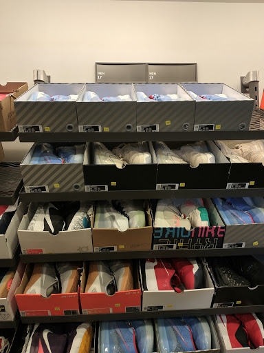Clothing Store «Nike Factory Store», reviews and photos, 243 Tanger Dr Suite 243, Williamsburg, IA 52361, USA