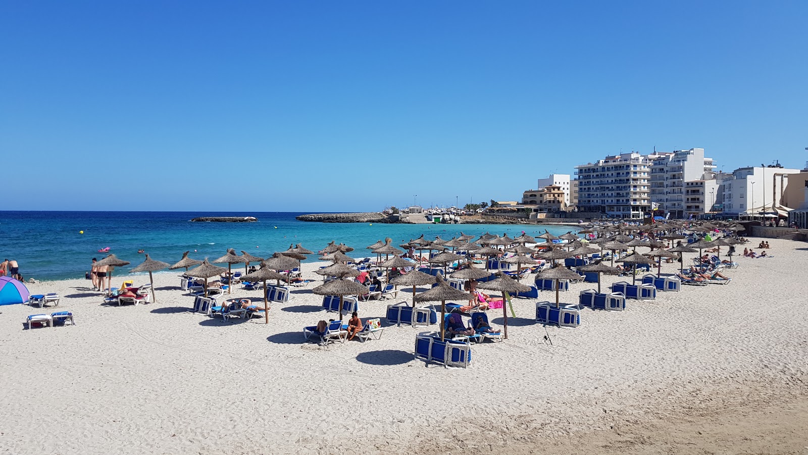 Foto von Playa S'illot mit feiner beiger sand Oberfläche