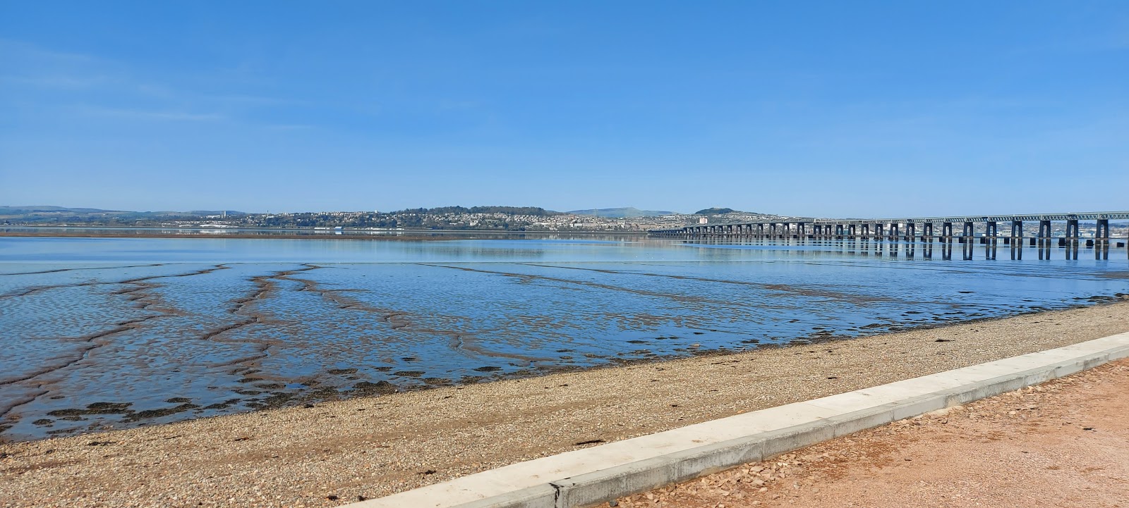 Wormit Bay Beach的照片 带有碧绿色纯水表面