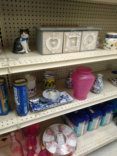 Thrift Store «Goodwill - Glendale», reviews and photos, 1622 W Glenoaks Blvd, Glendale, CA 91202, USA