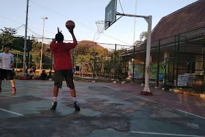 Lapangan basket hutan kota image