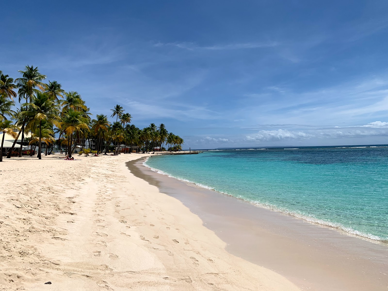 Foto von The Beach of Caravelle mit feiner beiger sand Oberfläche