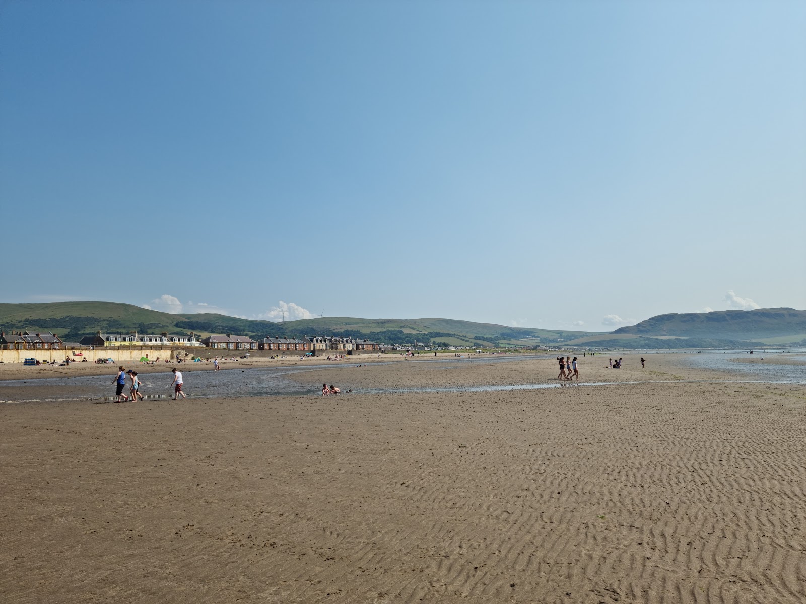 Foto av Girvan Beach med lång rak strand