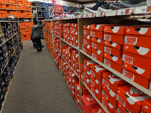 Shoe Store «Famous Footwear», reviews and photos, 1140 Harter Pkwy, Yuba City, CA 95993, USA