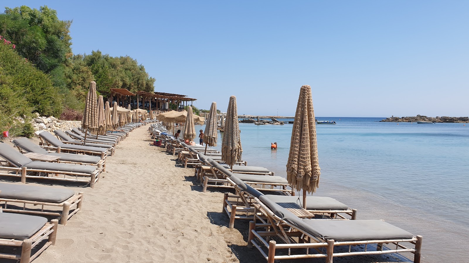 Foto di Paralia II con una superficie del sabbia beige e rocce