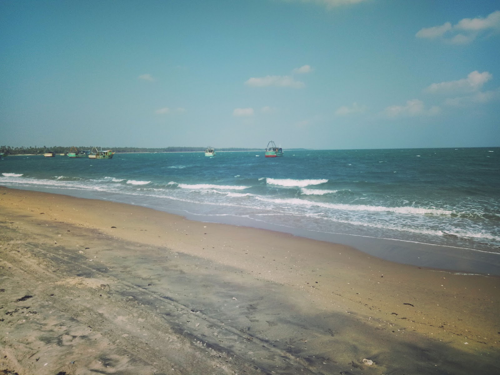 Ervadi Beach的照片 带有碧绿色纯水表面