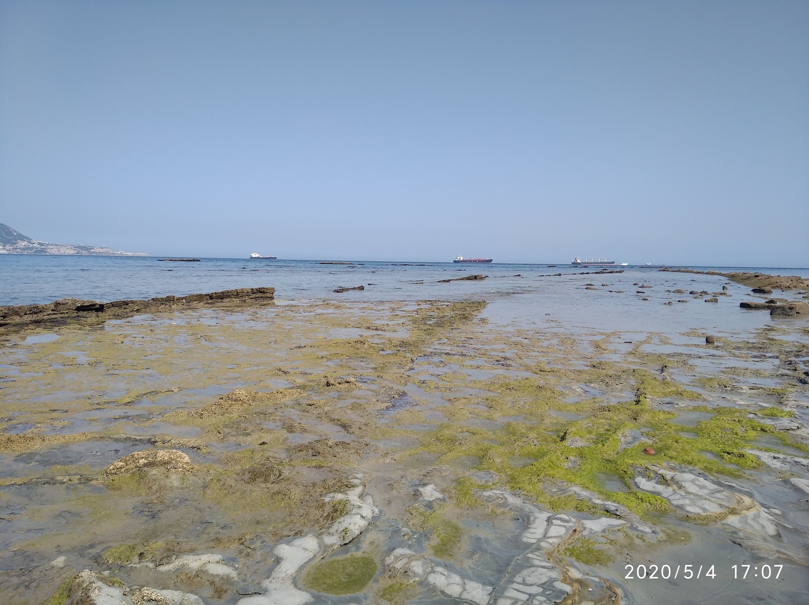 Foto von Playa de el Chinarral von Klippen umgeben