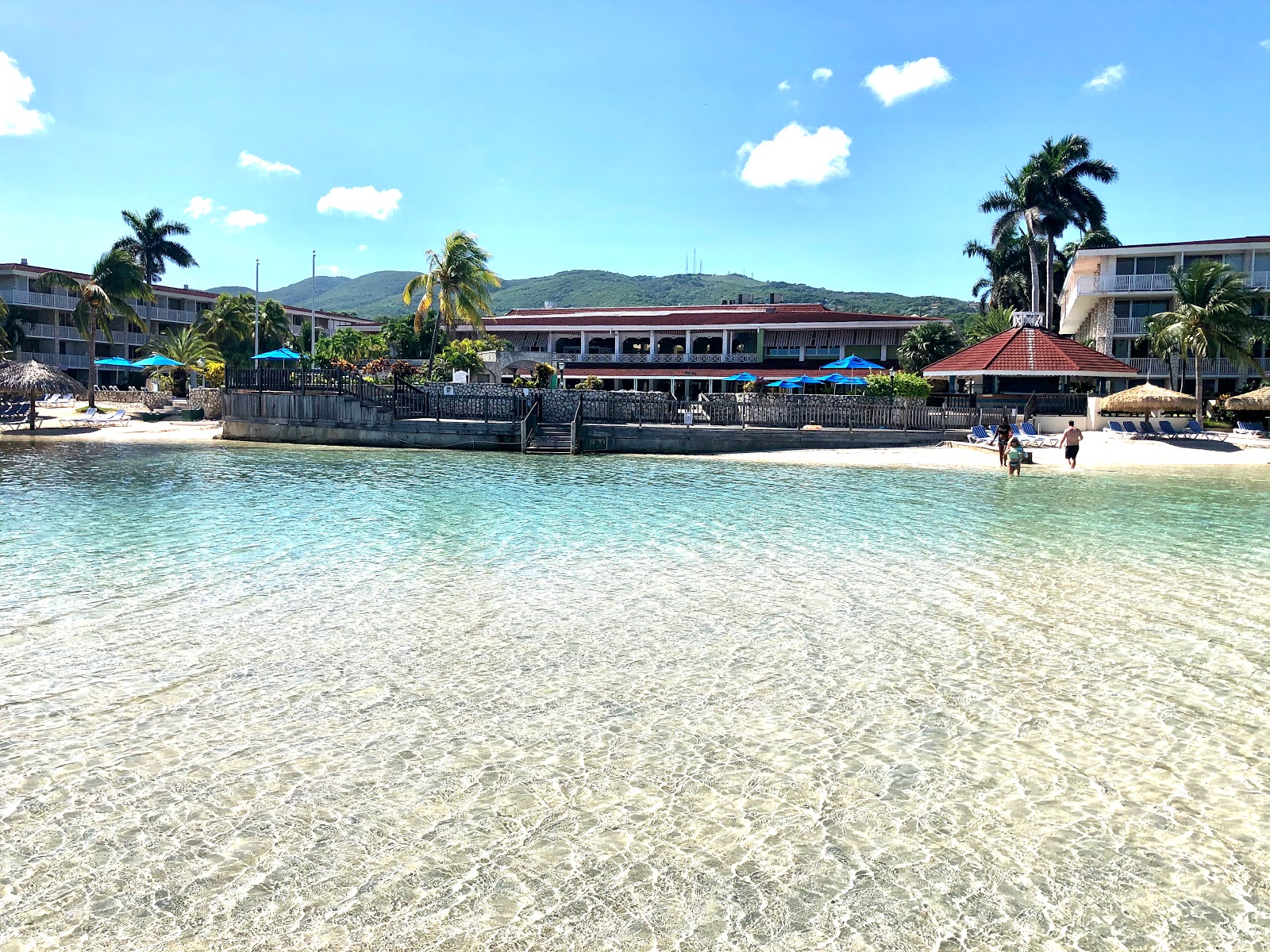 Fotografie cu Plaja Holiday Inn Montego Bay și așezarea