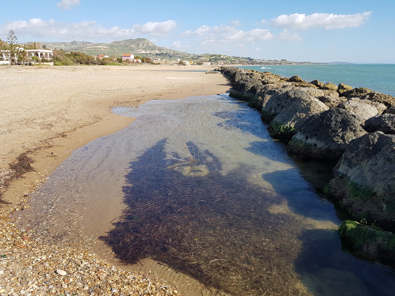 Licata Beach'in fotoğrafı uçurumlarla desteklenmiş