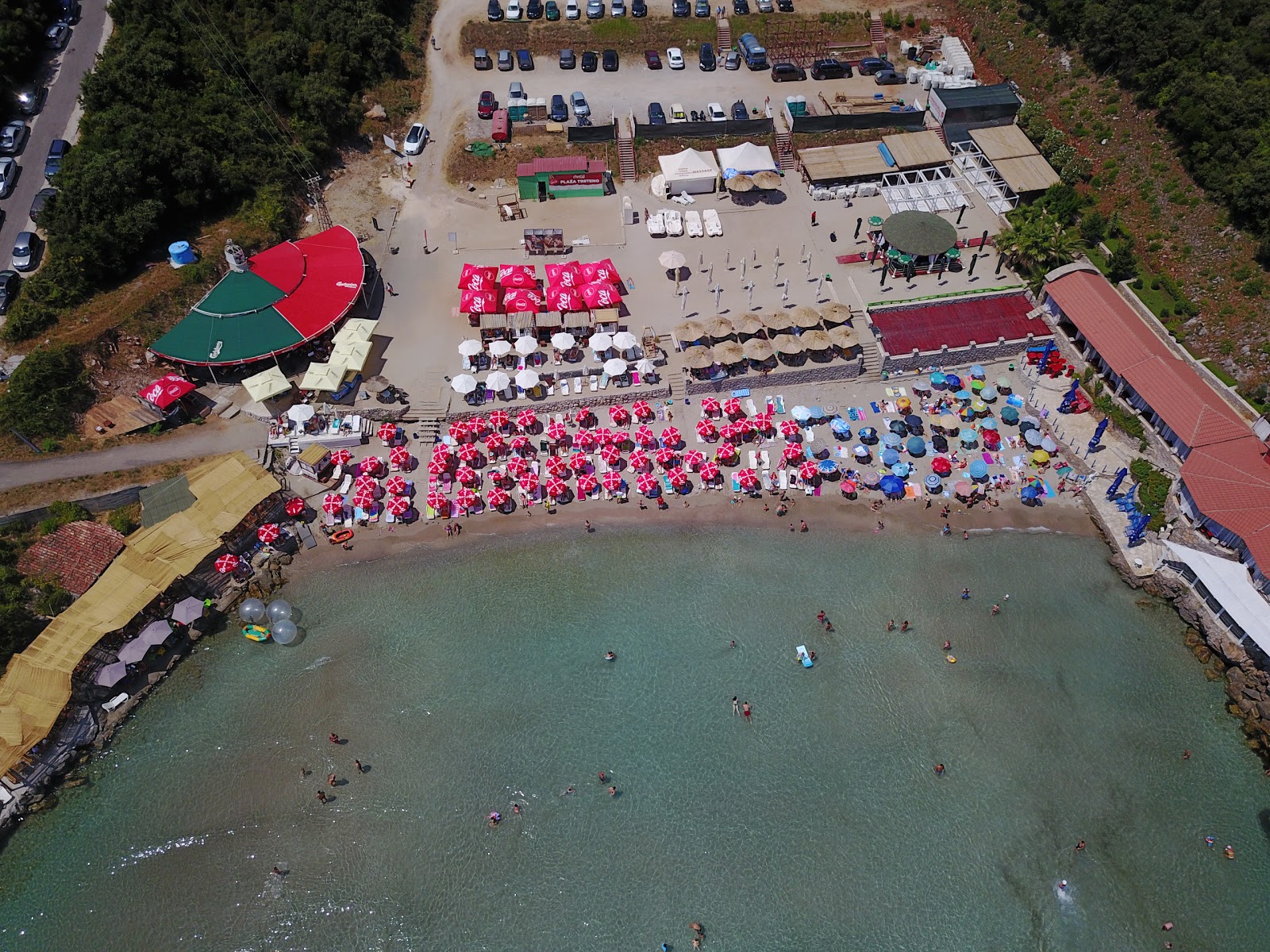 Trsteno beach的照片 带有碧绿色纯水表面