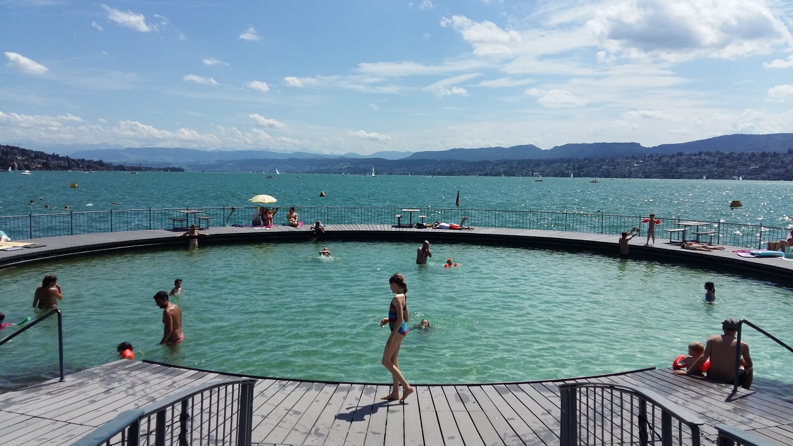 Strandbad Tiefenbrunnen的照片 带有草表面