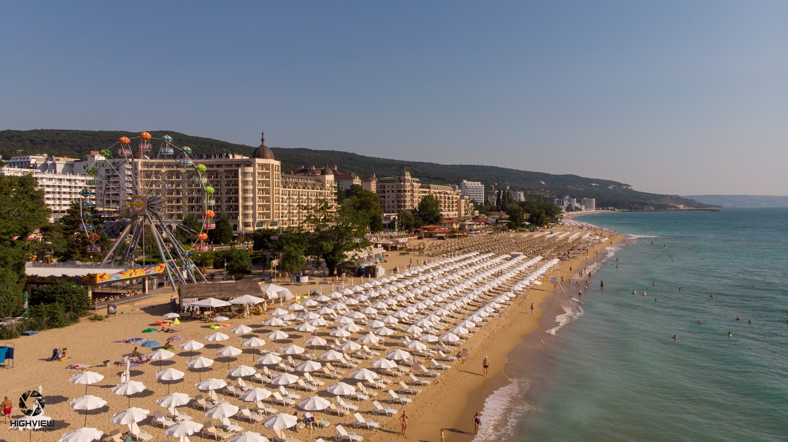 Fotografija Plaža Zlatni pyasatsi z svetel fin pesek površino