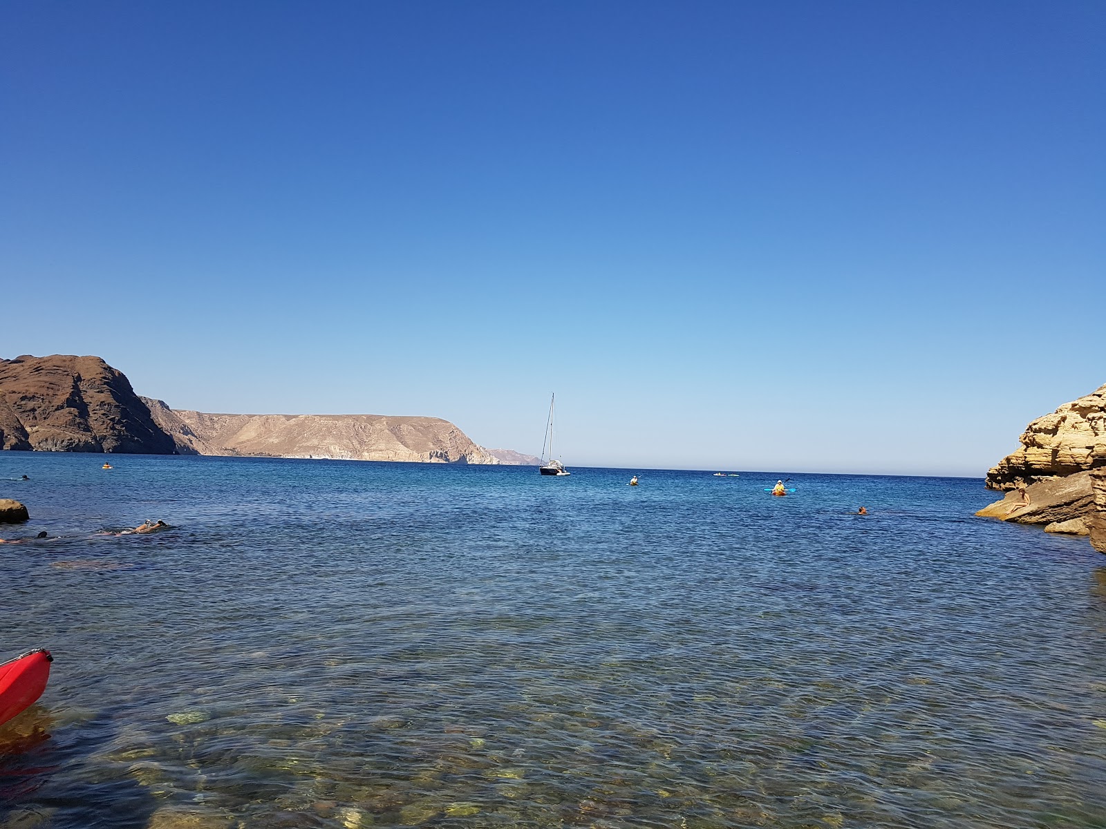 Cala del Cuervo的照片 带有蓝色的水表面