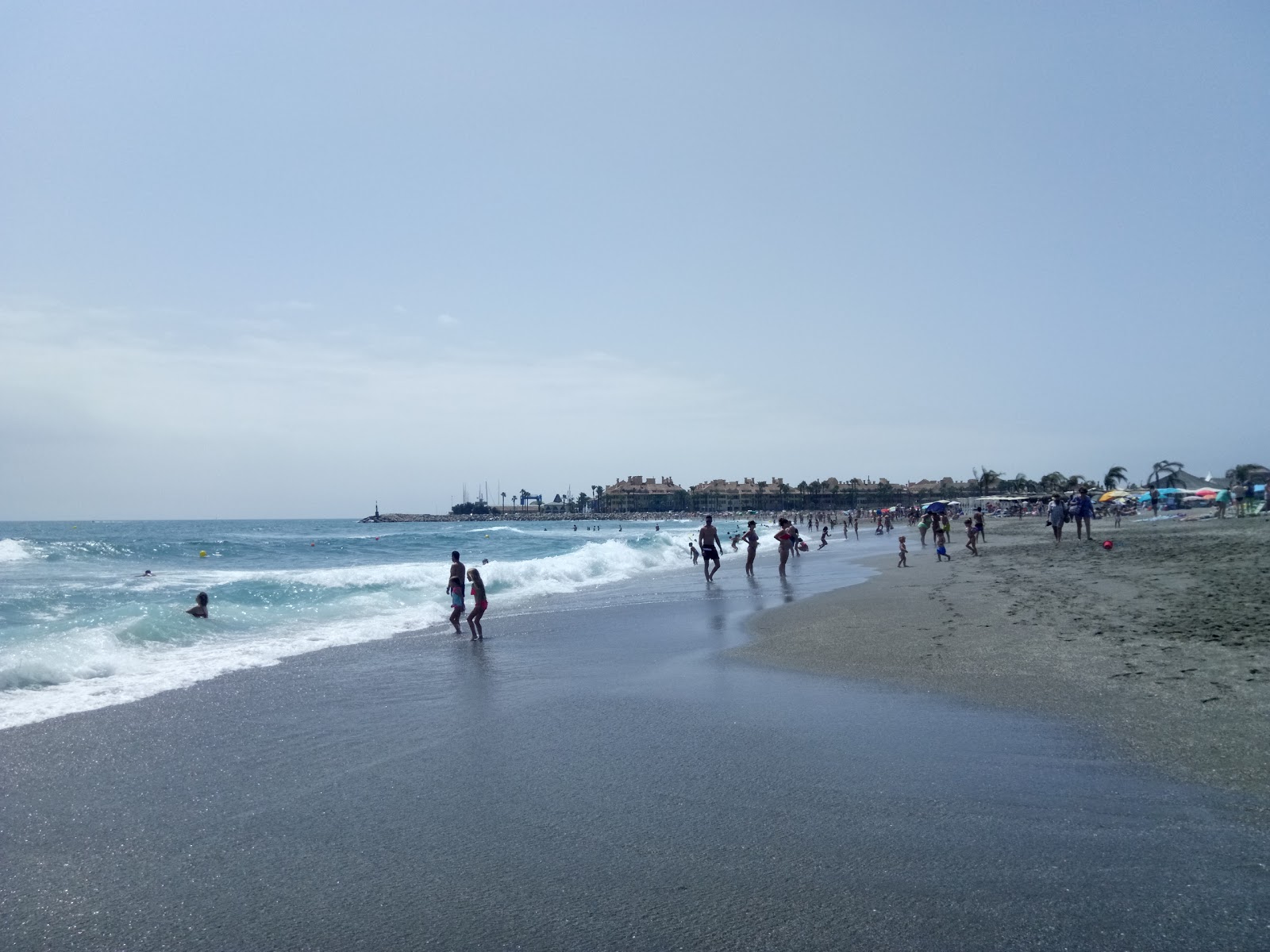 Foto di Playa de Torreguadiaro con baia media