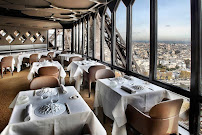 Atmosphère du Restaurant gastronomique Restaurant Le Jules Verne à Paris - n°3