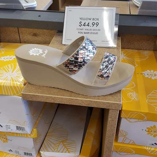 Shoe Store «DSW Designer Shoe Warehouse», reviews and photos, 7923 N Blackstone Ave, Fresno, CA 93720, USA