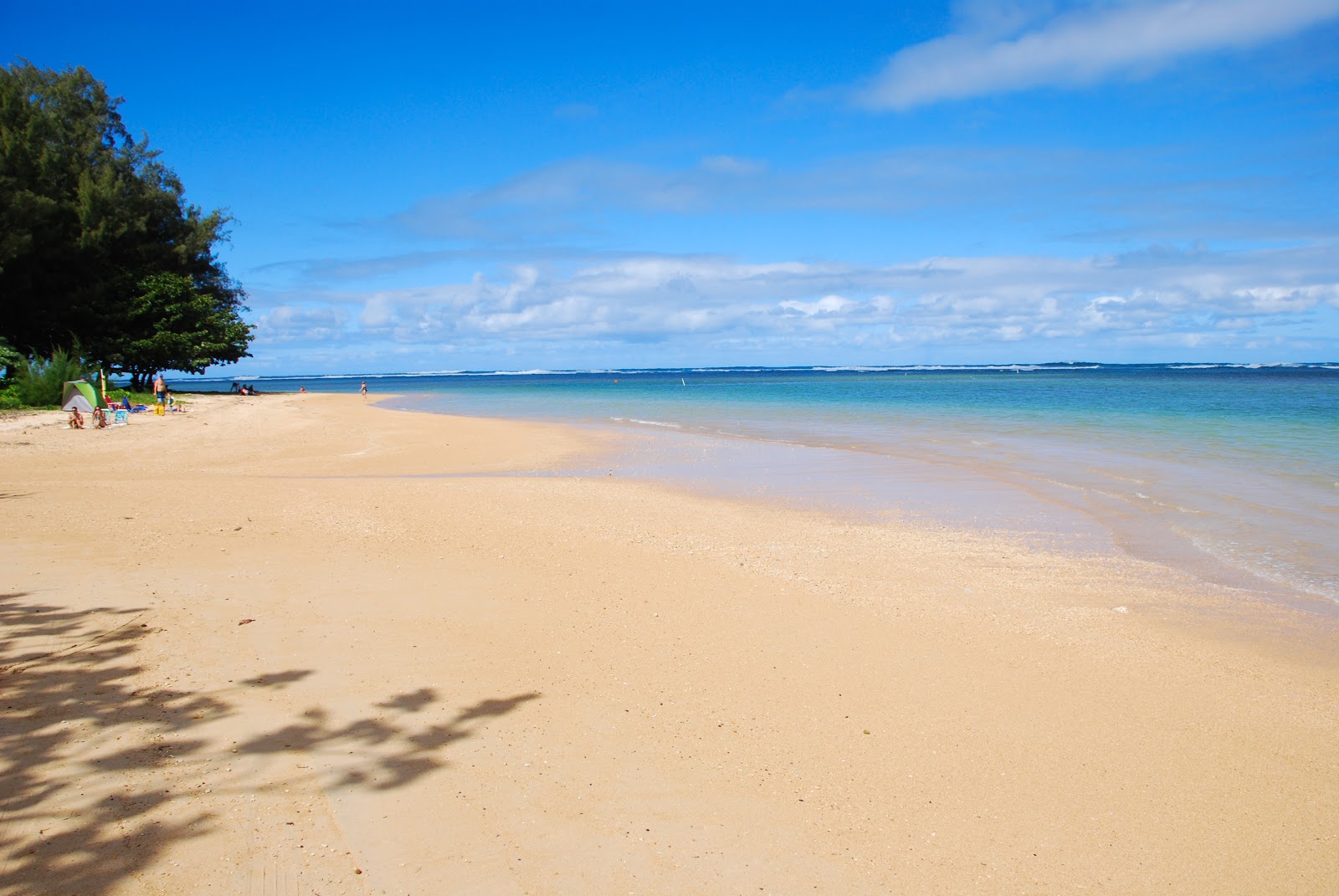 Foto di Kalihikai Beach con una superficie del sabbia luminosa