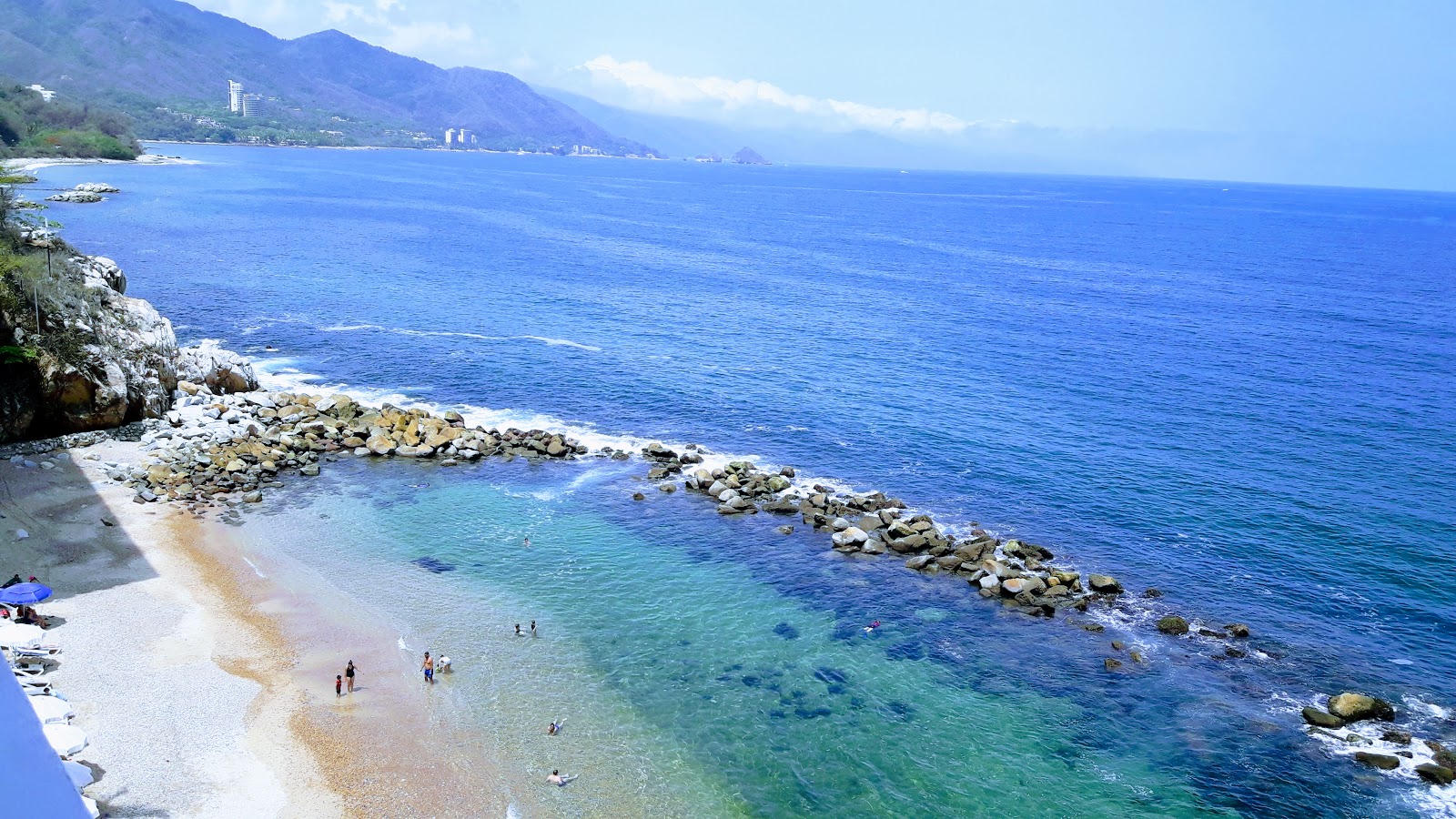 Photo of Costa Sur II beach backed by cliffs