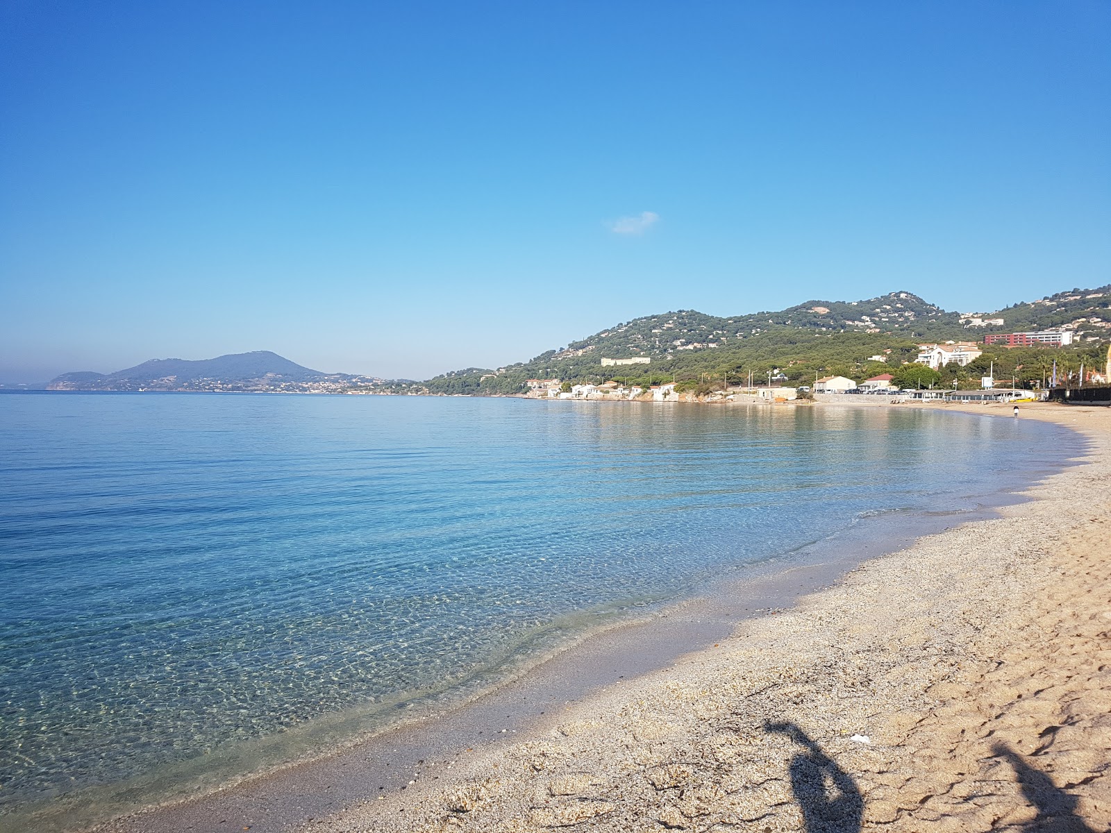 Foto de Plage de l'Almanarre II com pequenos seixos bege superfície