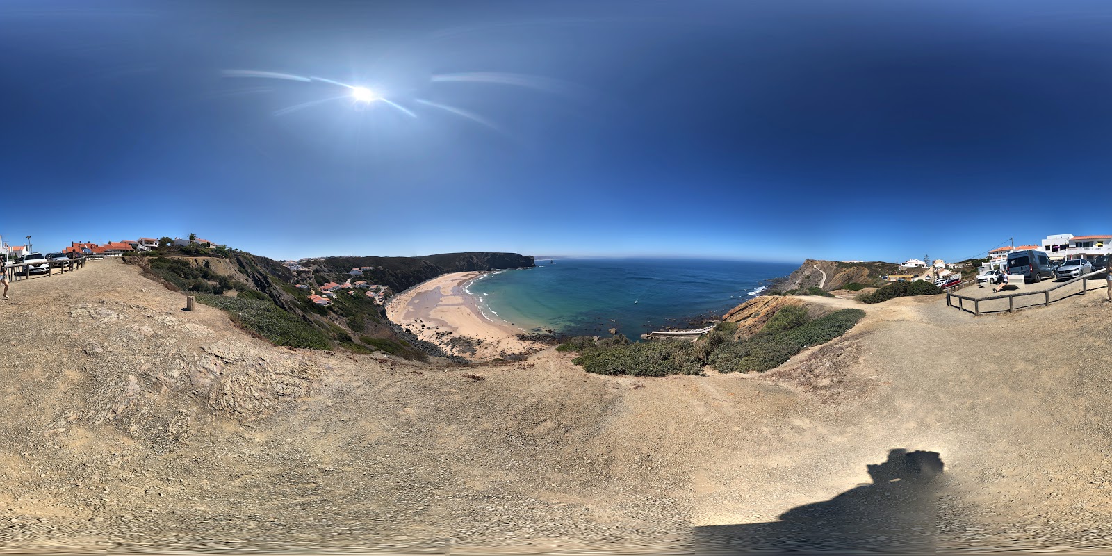 Foto di Praia da Arrifana con una superficie del acqua cristallina