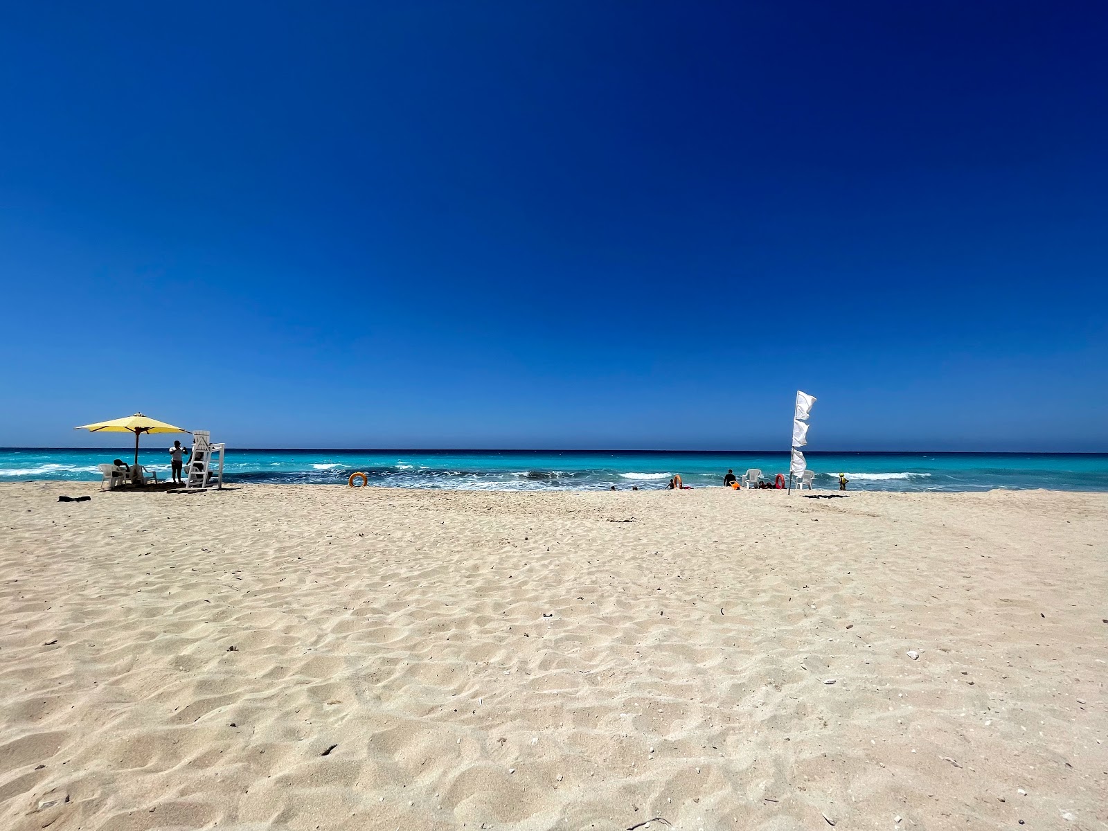Foto von Amwaj Beach mit lange, gerade küste