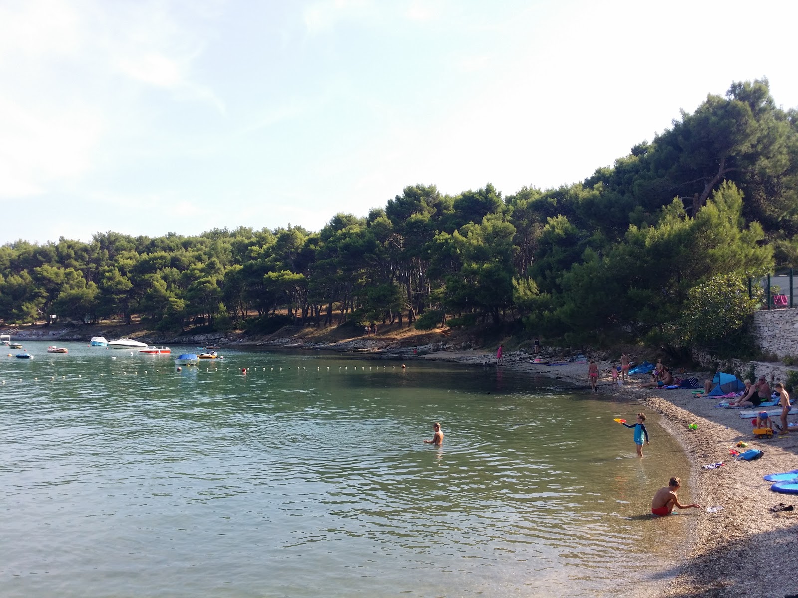 Fotografie cu Guvnina beach cu o suprafață de apa pură turcoaz