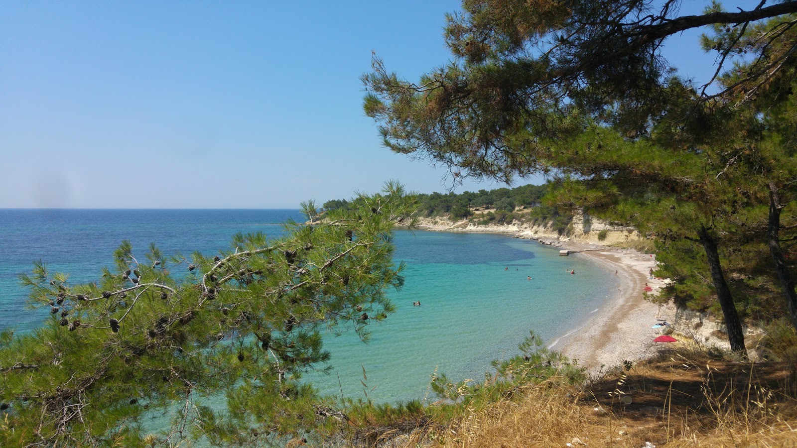 Foto de Taskapi beach con arena beige y guijarros superficie