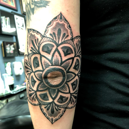 Tattoo Shop «The Tattoo Room», reviews and photos, 2315 Kuehner Dr #111, Simi Valley, CA 93063, USA