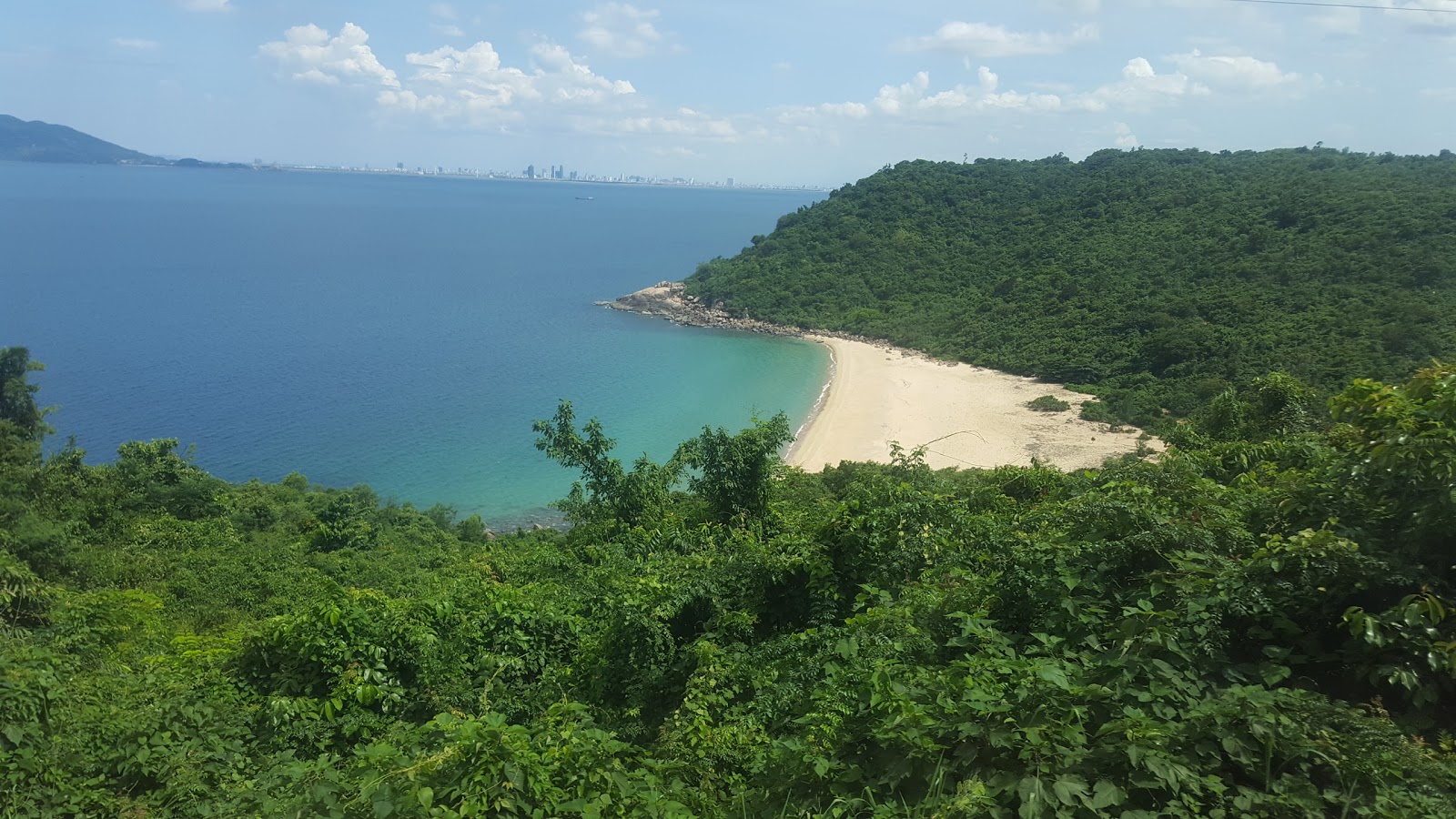 Foto van Xoan peninsula Beach wilde omgeving