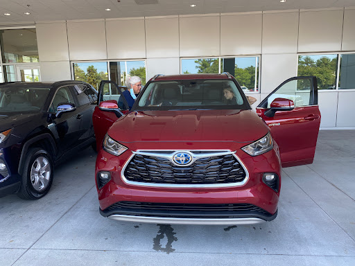Toyota Dealer «Hendrick Toyota of Wilmington», reviews and photos, 5640 Market St, Wilmington, NC 28405, USA