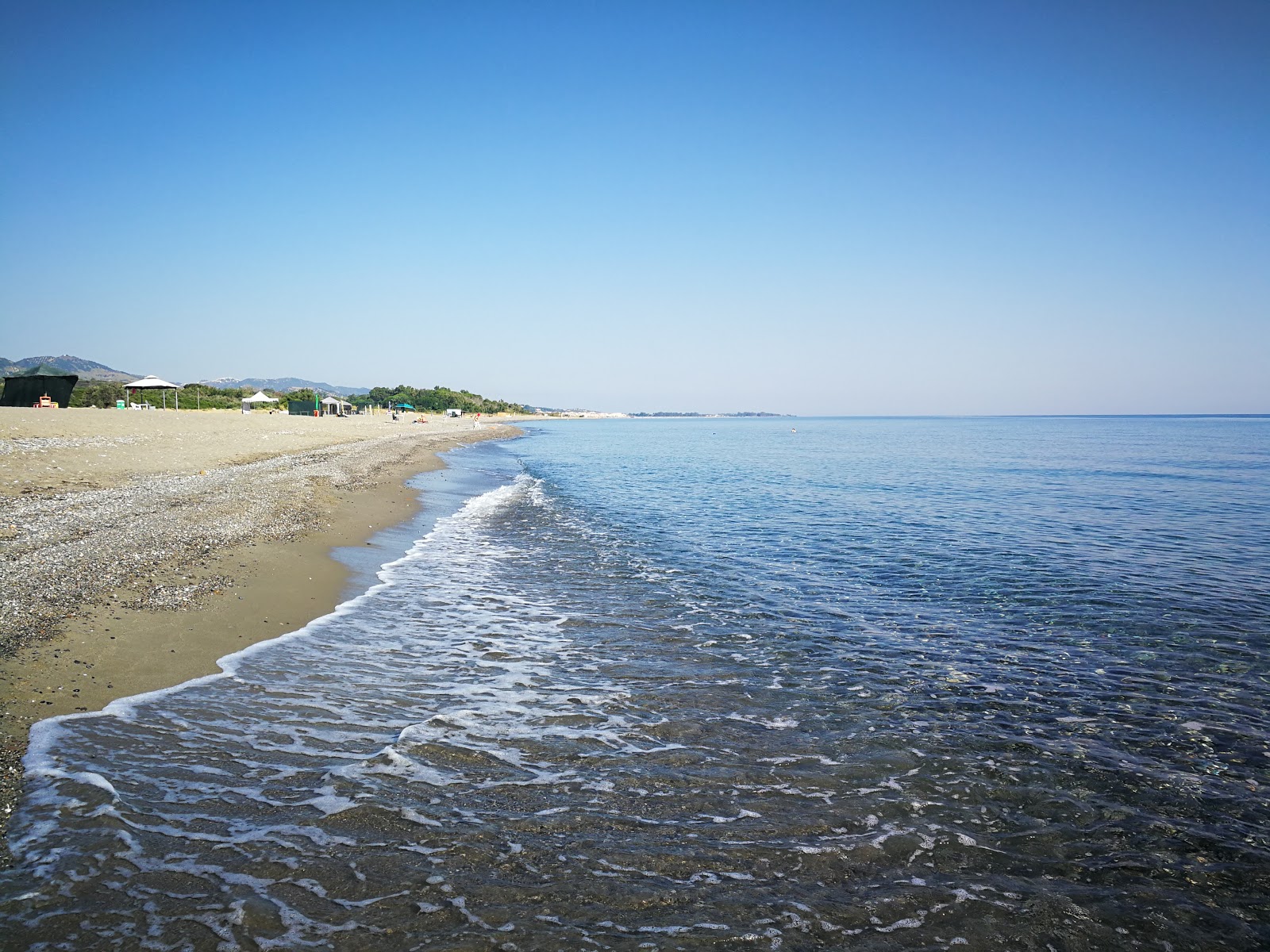 Foto di Spiaggia di Marinella con una superficie del terreno roccioso