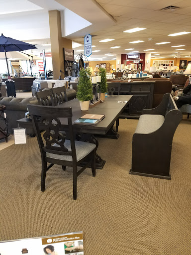 Furniture Store «Raymour & Flanigan Furniture and Mattress Store», reviews and photos, 3375 Berlin Turnpike, Newington, CT 06111, USA
