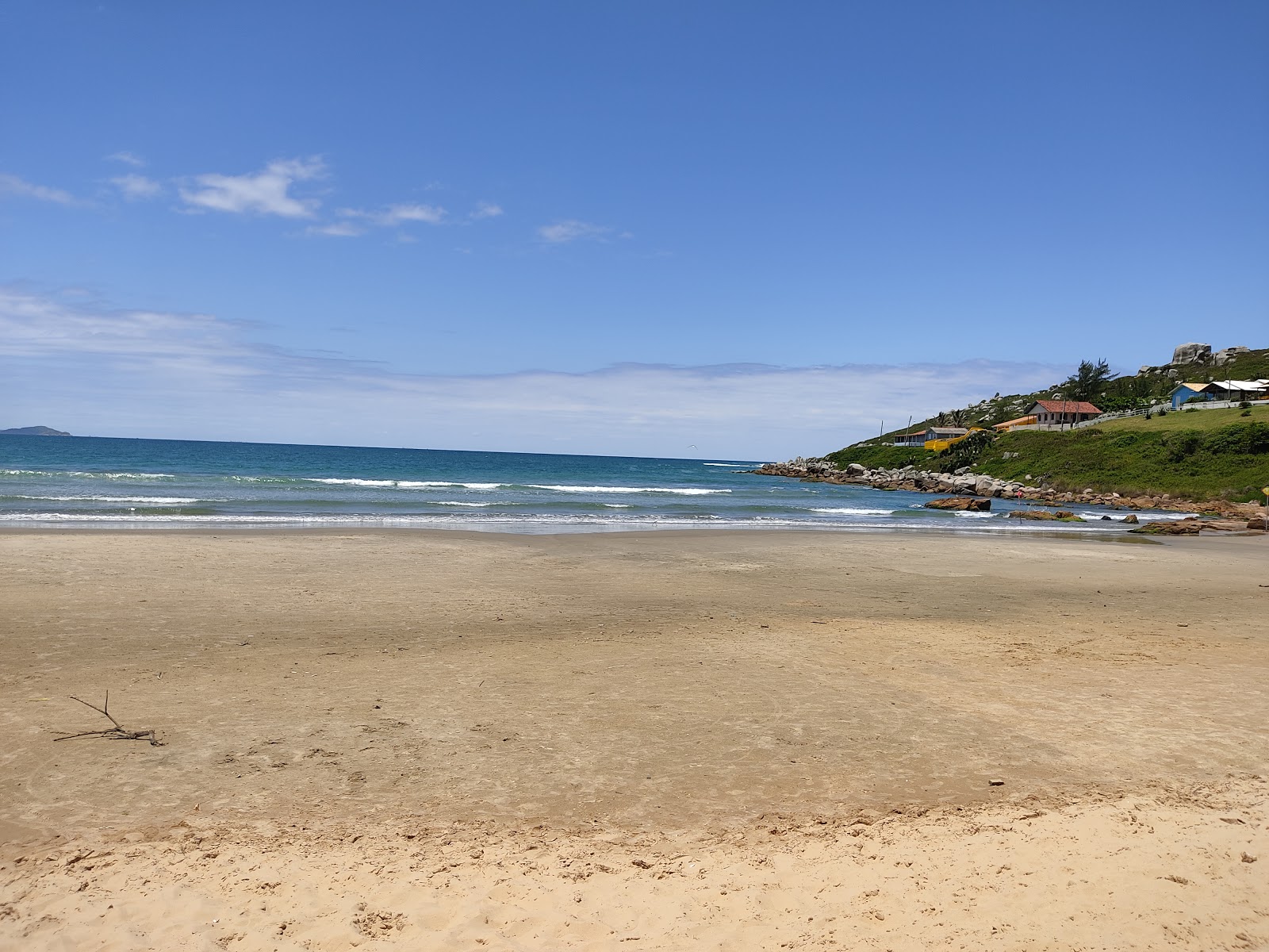 Foto van Praia de Itapiruba II met recht en lang