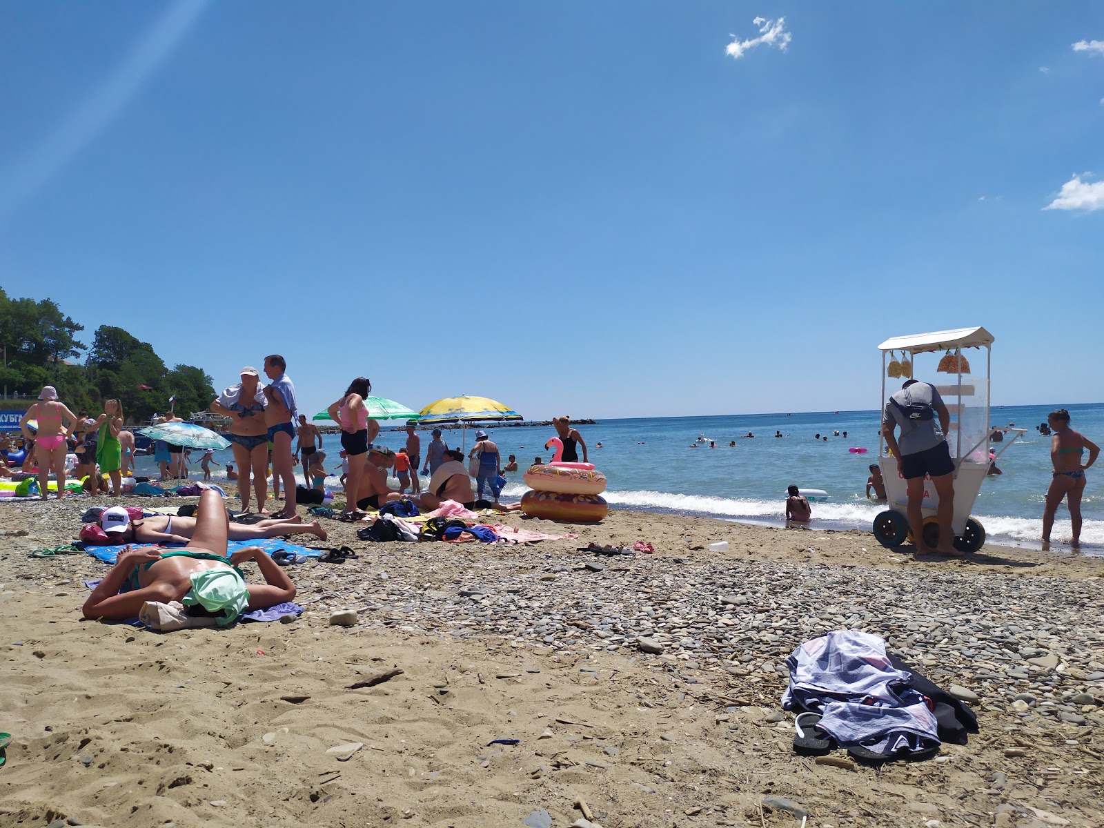 Foto di Dzhubga beach circondato da montagne