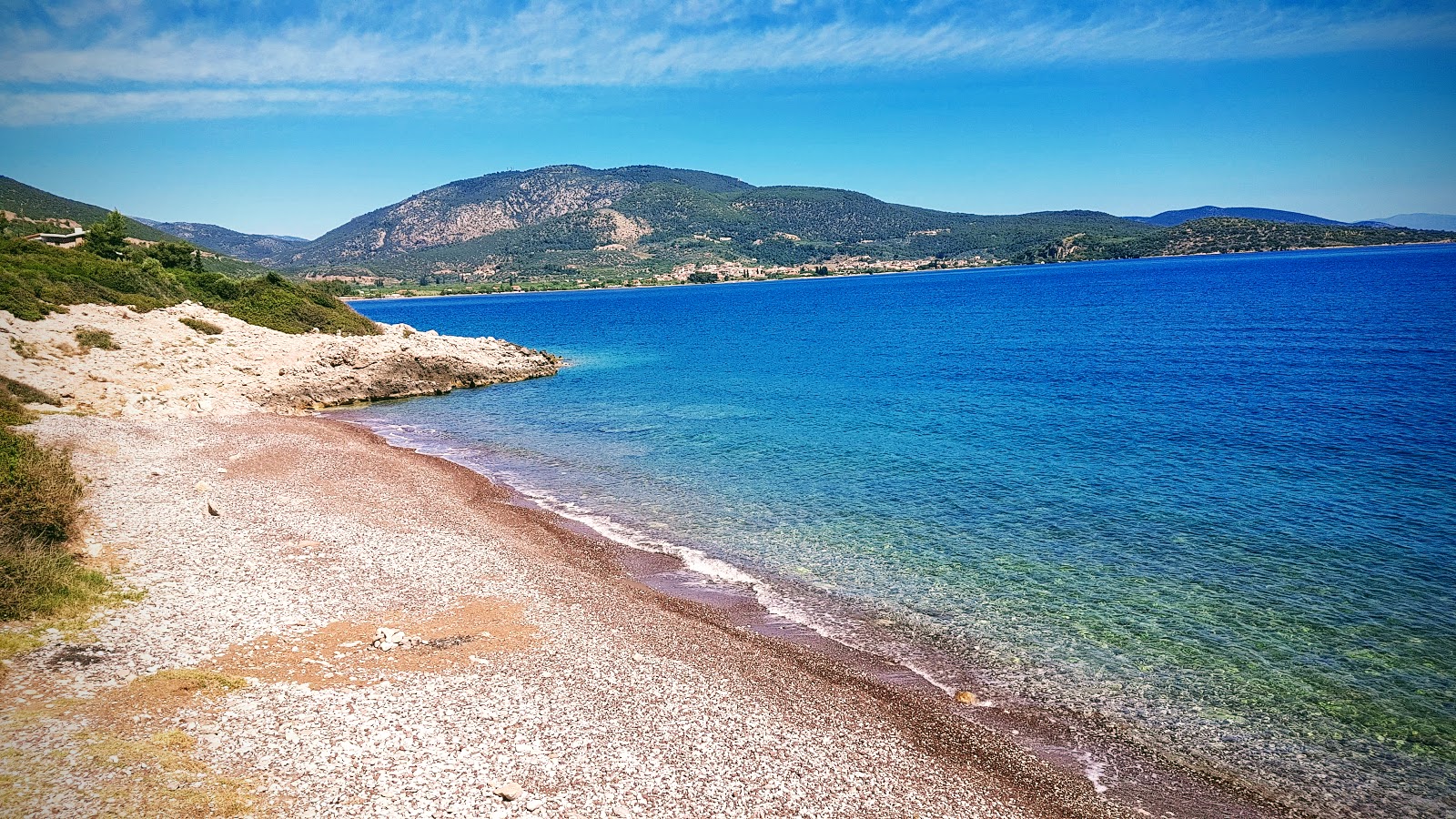 Foto de Paralia Panagitsas com areia clara e seixos superfície