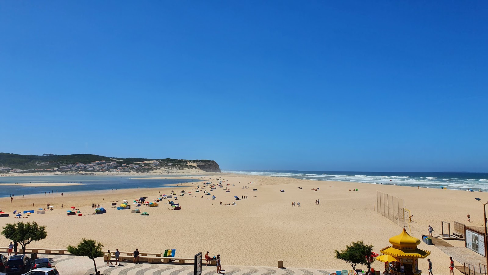 Foto von Praia da Foz do Arelho mit beiger sand Oberfläche