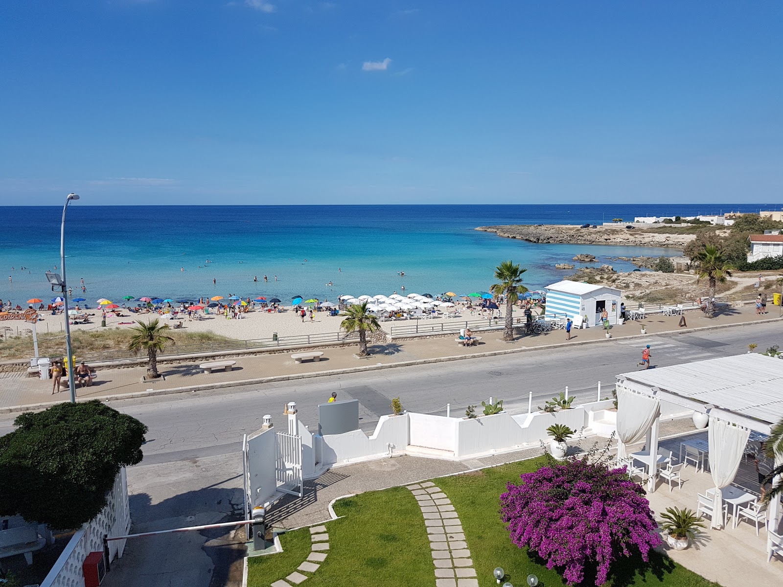 Spiaggia di Montedarena'in fotoğrafı mavi saf su yüzey ile