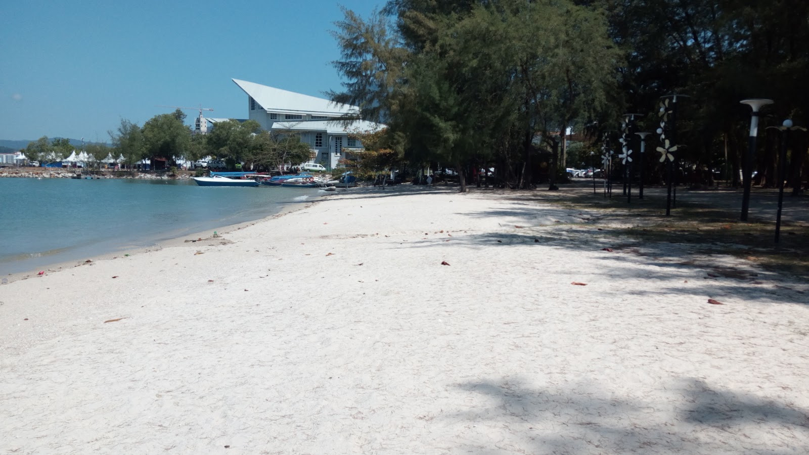 Foto von Lagenda Beach mit beiger sand Oberfläche
